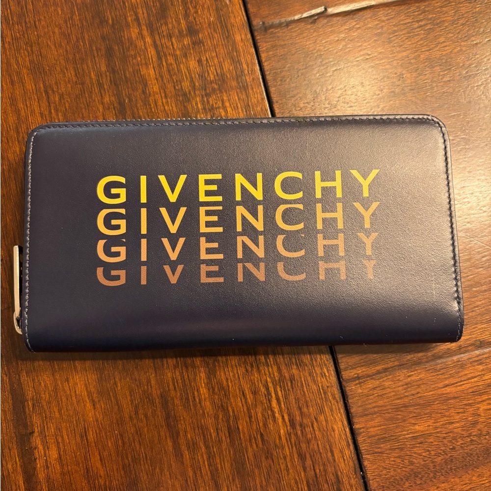Pre-owned Givenchy navy blue con scritte Zippered Wallet.